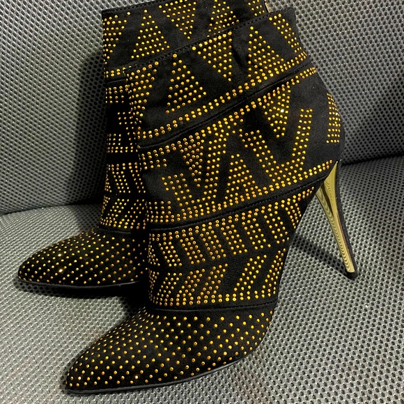 Thalia Sodi gold detail black angle boots. - Picture 2 of 13